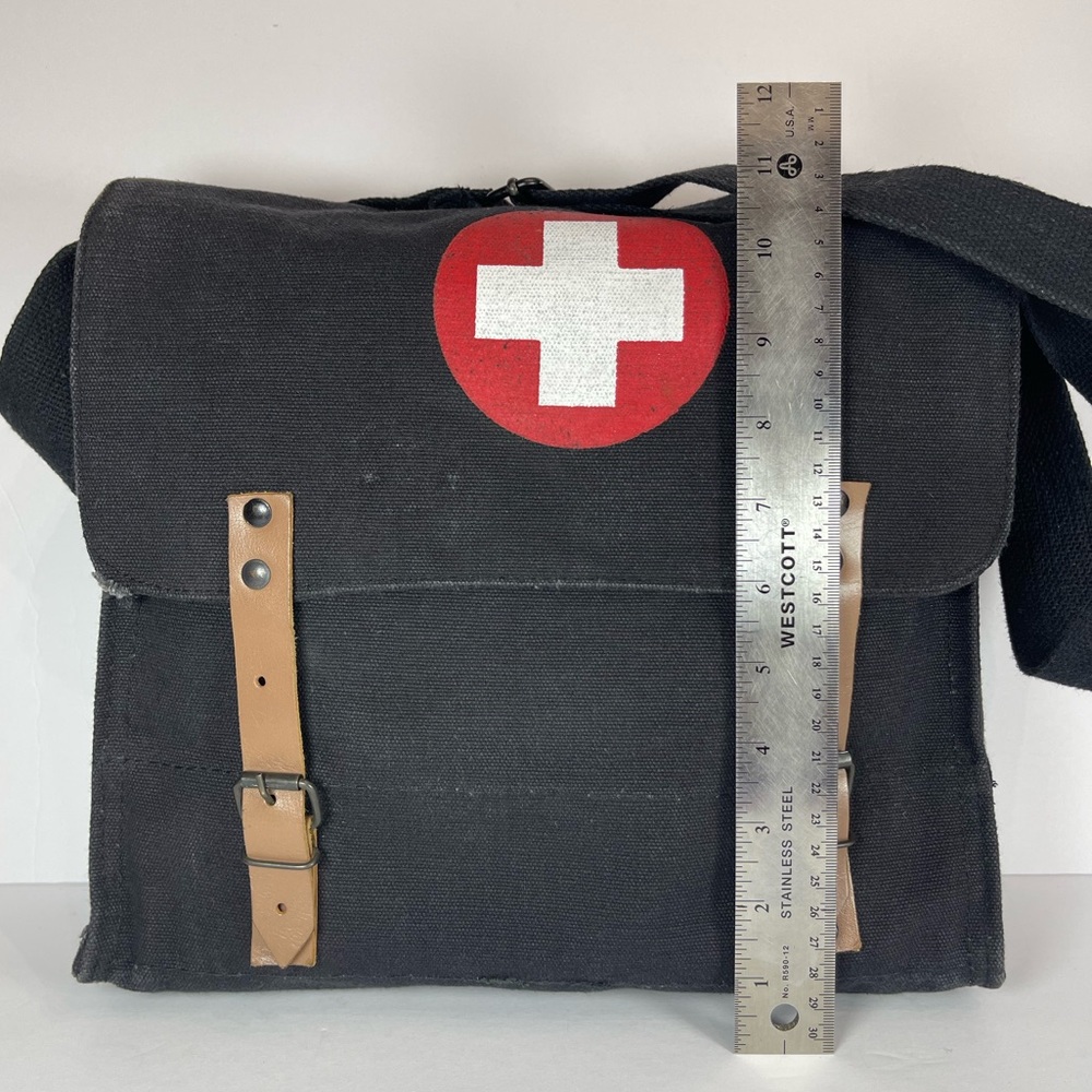 Military vintage-style canvas medic crossbody messenger bag - Picture 8 of 13